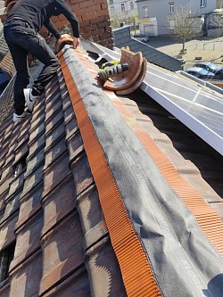 Pose de closoir ventilé sous faîtière